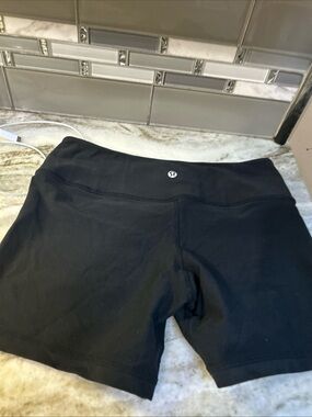 Lululemon Reverse Groove Short Womens  6  Stripe Gray/ Black Bicycle Yoga Run